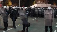 Oglasio se MUP o incidentu ispred Skupštine: Zapaljen šator sa ljudima unutra, ima povređenih policajaca