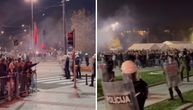 Okupljanja ispred Skupštine: Poletelo nekoliko dimnih bombi i flaša, policija razdvaja