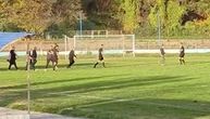 "Ud'ri ga, ud'ri sudiju": Haos posle penala u 93. minutu, navijači upali na teren i krenuli da tuku sudije