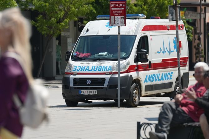 Motociklista naleteo na pešaka u Kragujevcu: muškarac oboren na obeleženom prelazu, sa povredama hitno prebačen u UKC