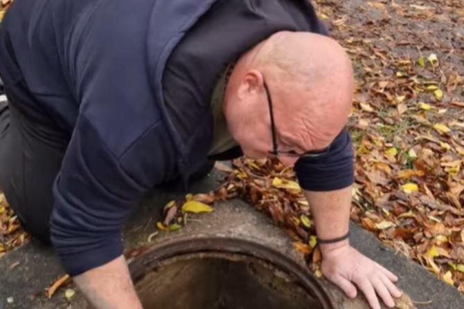 Vladica Stanković uhvatio zmiju u blizini Osnovne škole u Vranju