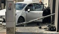 Smrskan izlog u Vojvode Stepe: Nesvakidašnja saobraćajka na Voždovcu, auto se zakucao u prodavnicu