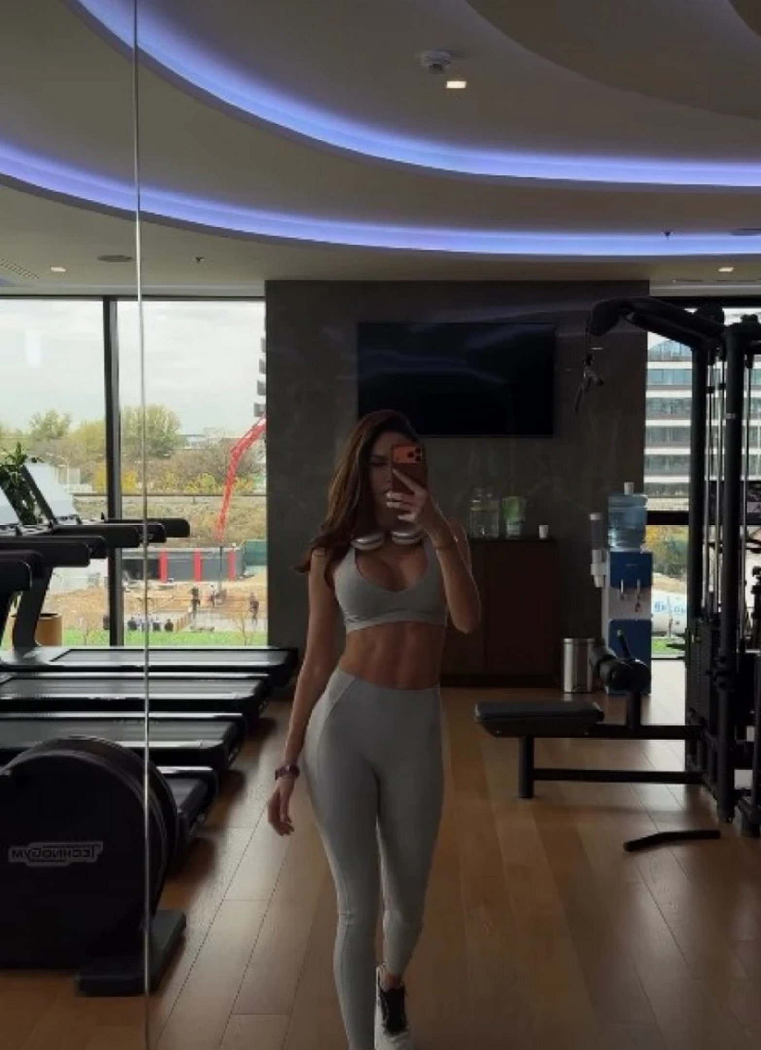 Podigla majicu pa pokazala paklene trbušnjake: Pobednica Zadruge gladovala 16 sati, za 2 nedelje skinula 20 kg