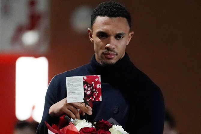 Trent Aleksander Arnold i delegacija Reala na pomenu Diogu Žoti na Enfildu