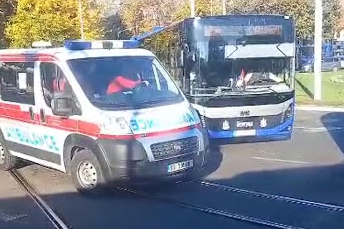 Hitna pomoć zaglavljena u gužvi