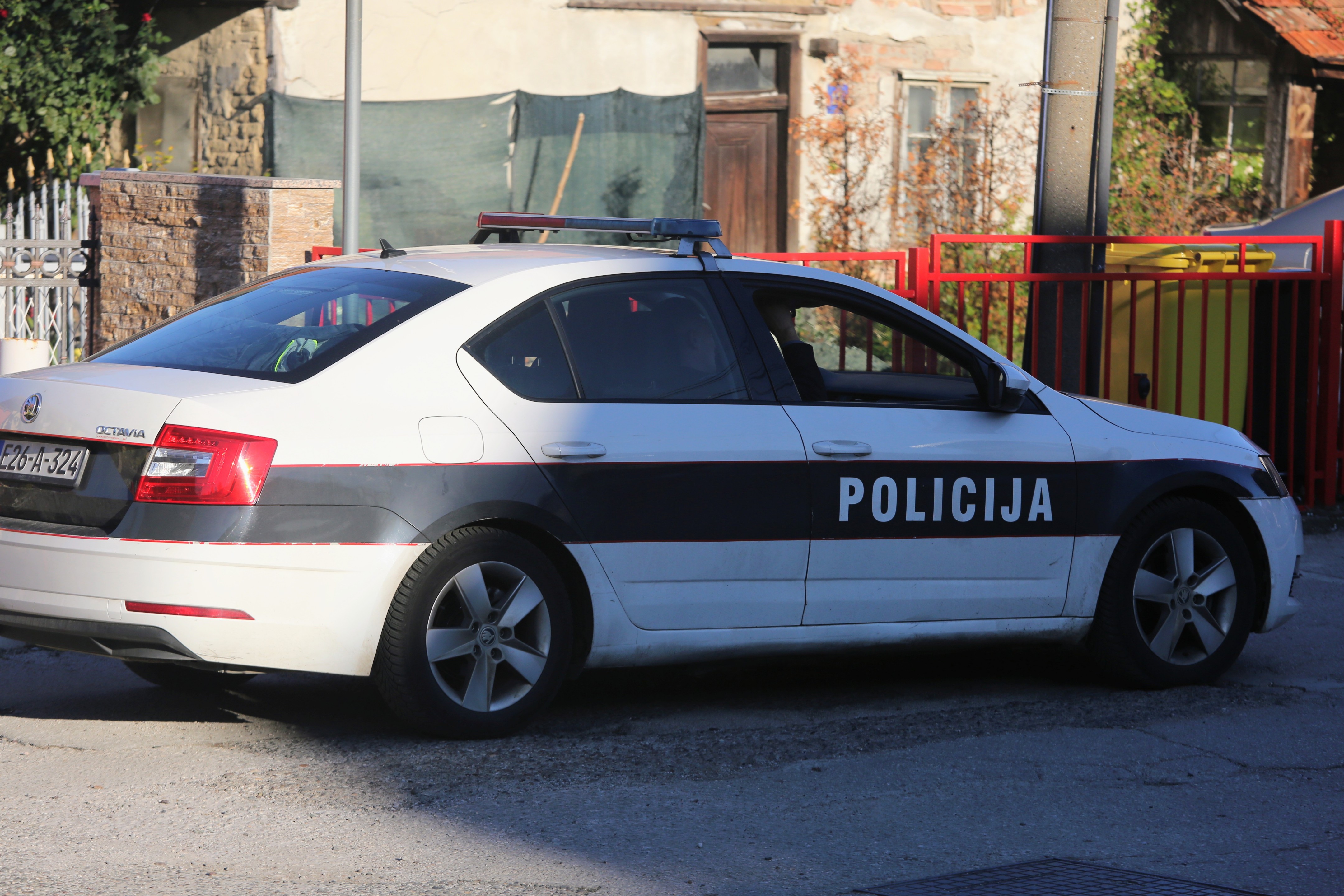 Tela supružnika pronađena u Srebreniku: Komšije videle telo u dvorištu, pa pozvale polciju