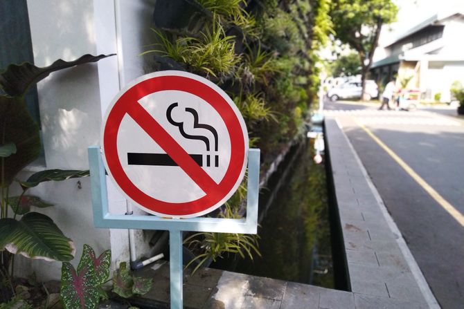 Znak zabranjenog pušenja napolju