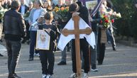 Pretužna scena na sahrani Mladena Žižovića: Sin ljubi krst na čelu tužne povorke