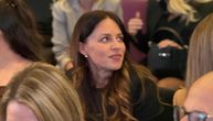 Udovica Darka Radovanovića prvi put u javnosti: Prelepa Maja u crnini došla sa ćerkom na koncert Ivane Selakov