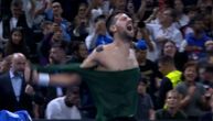"This is Atina!": Novak Đoković kakvog nikad nismo videli, iscepao majicu na terenu posle 101. titule u Grčkoj