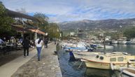 Nestvaran prizor iz Budve usred novembra: Dok su oni u kaputima, on se brčka u vodi!