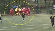 Pojavio se snimak skandala na utakmici u Beogradu: Fudbaler gurnuo sudiju na zemlju, tim izašao sa terena