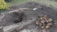 Sređivao dvorište, kad je video šta je pronašao, zanemeo od šoka: "Pomagajte, čemu je služila OVA čudna rupa"
