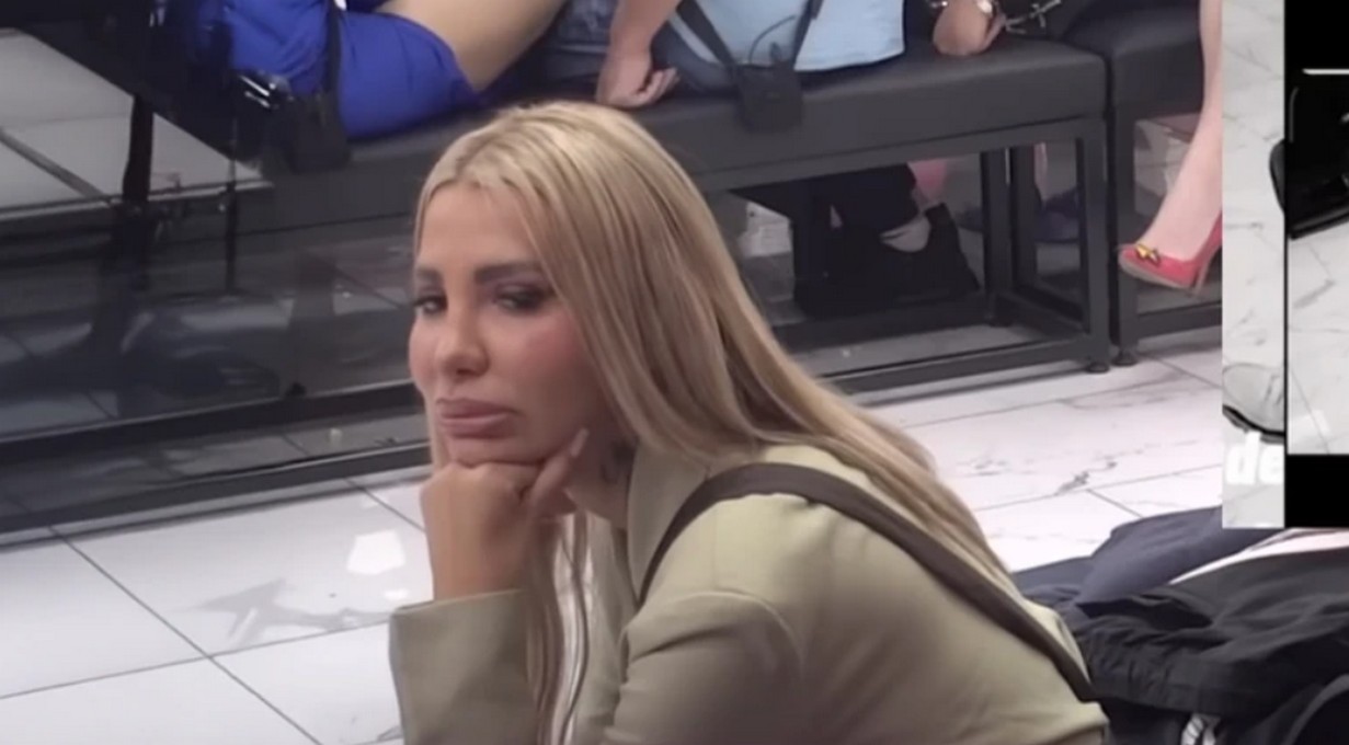 Janjuš urnisao Aneli: Bivši joj sasuo sve u lice, ona prebledela kao krpa "Gledala si kako me gazi 12 ljudi"