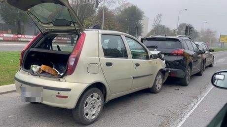 Lančani sudar na Julinom brdu u Trgovačkoj ulici, tri automobila