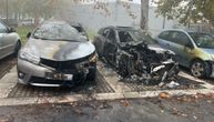 Piroman snimljen kako poliva i pali mercedes na Voždovcu: Vatra progutala PET automobila, ovako izgledaju
