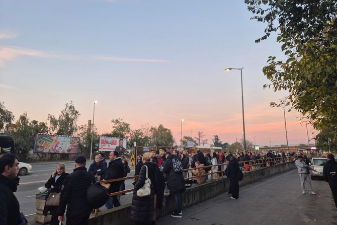 Desetine putnika na Bulevaru despota Stefana ceka prevoz za Pancevo