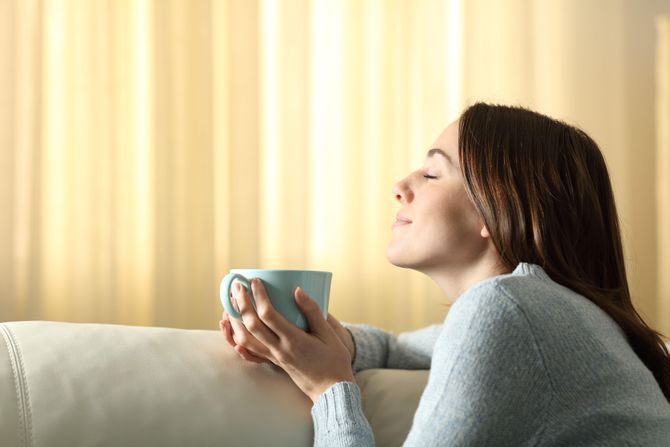 zena soba miris kafa