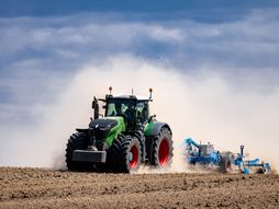 Setva, njiva, traktor