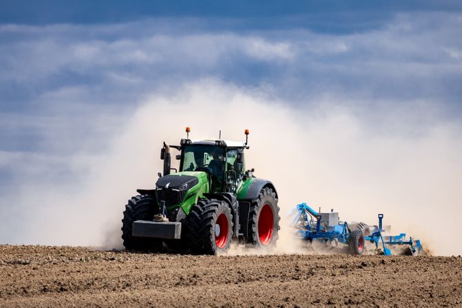 Setva, njiva, traktor