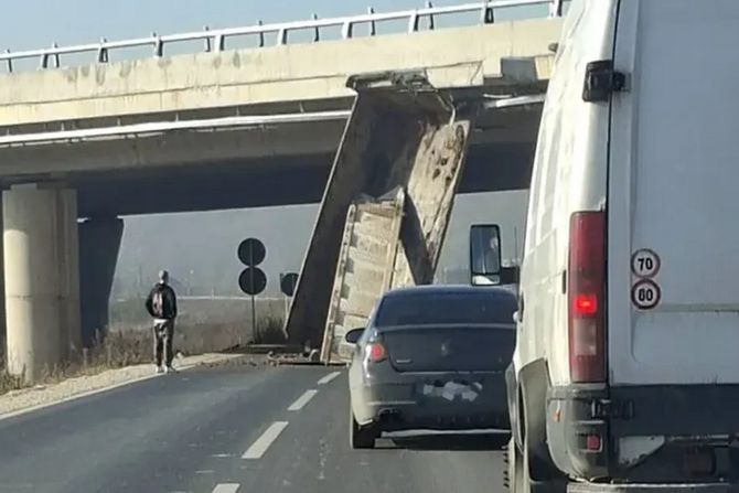Kipom kamiona udario u nadvožnjak auto-puta u BiH