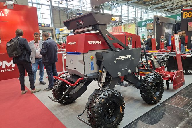 autonomni traktor AgAR