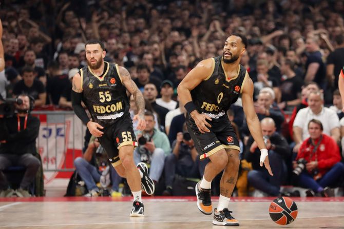 Majk Džejms, Elie Okobo