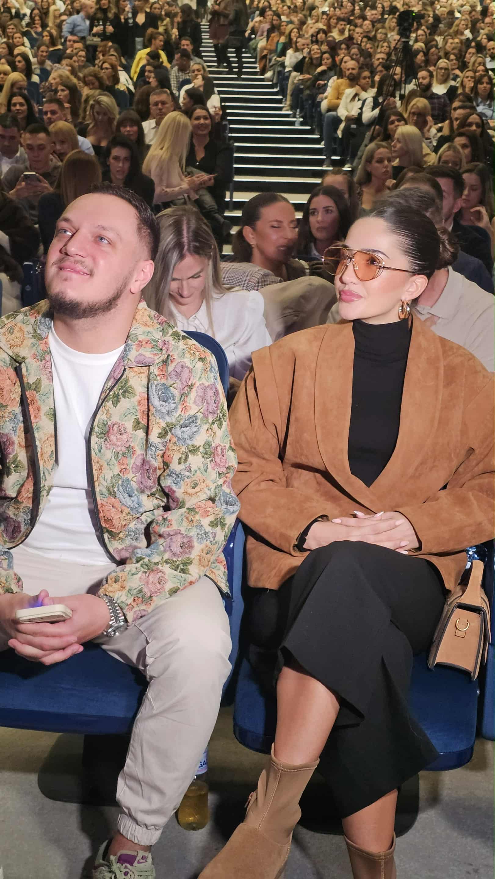 Gastoz i Anđela stigli na koncert: Privukli pažnju zanimljivim stajlinzima, Gale na sebi nosi cvetnu jaknu