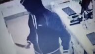 Novi jeziv snimak pljačke još jedne apoteke u Beogradu: Izdadio ogroman mesarski nož, evo šta se dogodilo