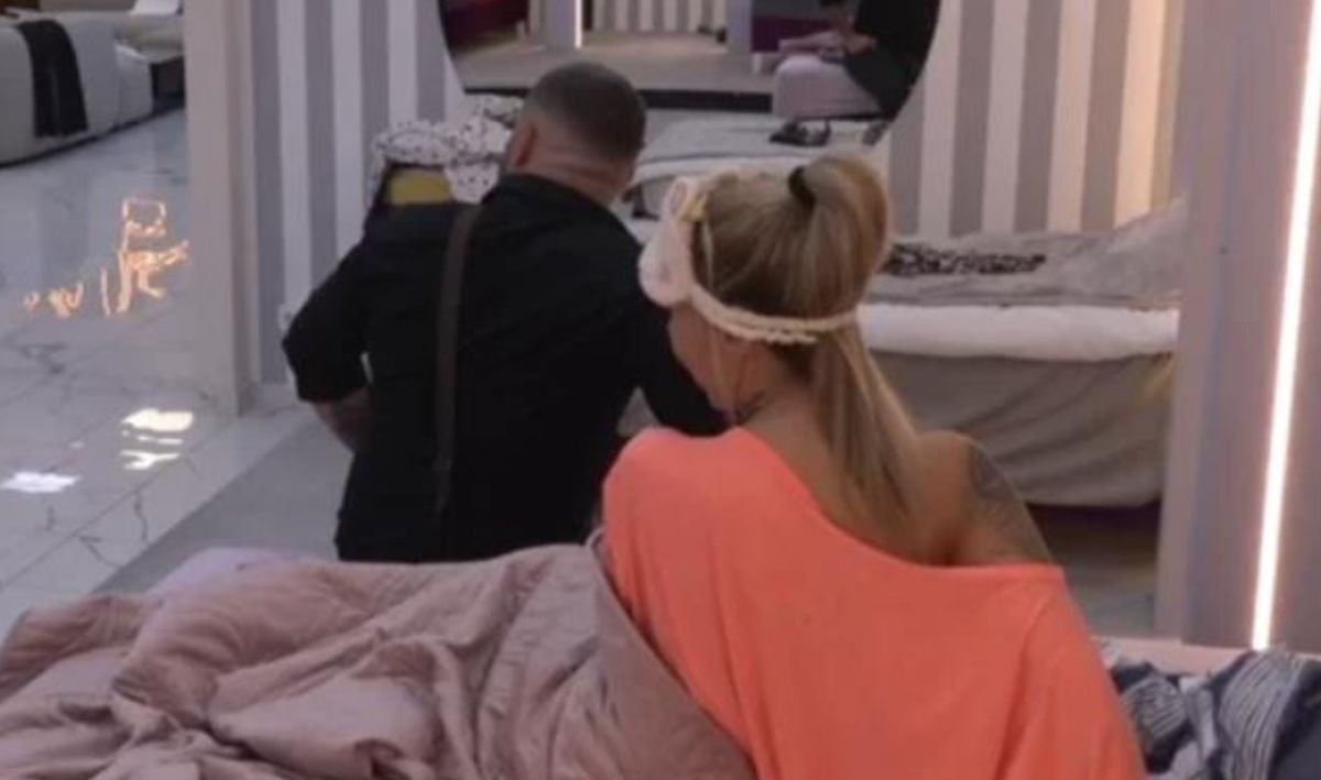 Aneli i Asmin sve bliži pomirenju: Cimer ih uhvatio dok ovo rade na krevetu, produkcija objavila snimak