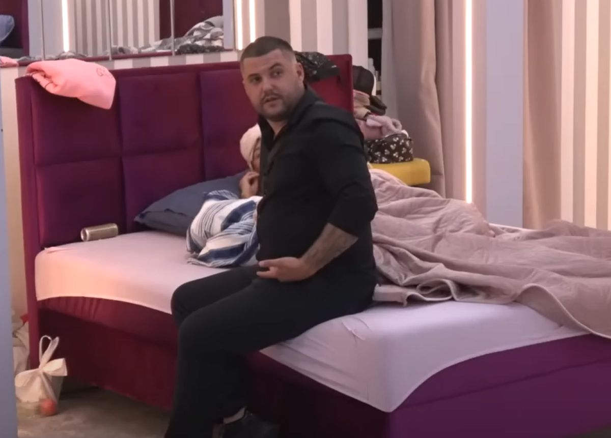 Aneli i Asmin sve bliži pomirenju: Cimer ih uhvatio dok ovo rade na krevetu, produkcija objavila snimak