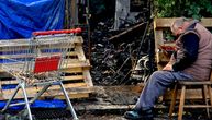 Slika koja slama srce! Čovek nem od bola sedi ispred izgorele kuće na Senjaku: Ovo jedino uspeo da spasi