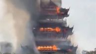Turista zapalio čuveni hram u Kini: Stravični snimci kako svetinja nestaje u plamenu i dimu