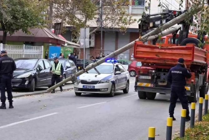 Pala bandera na policijski auto, Smederevo