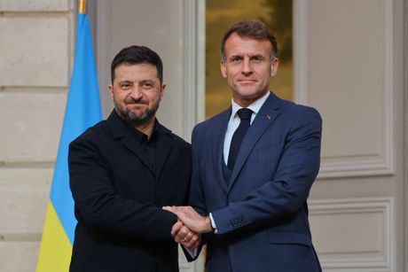 Volodimir Zelenski i Emanuel Makron