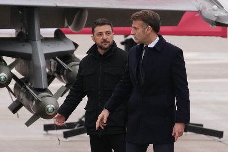 Volodimir Zelenski i Emanuel Makron