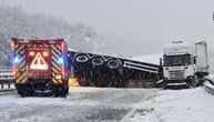 Sneg napravio haos u Hrvatskoj: Kamion se prevrnuo kod Ogulina, prekinut saobraćaj, vozila se preusmeravaju