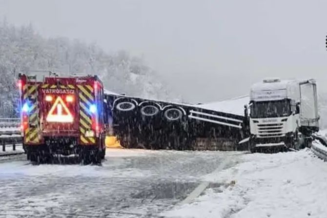 Sneg kod Ogulina, sleteo kamion