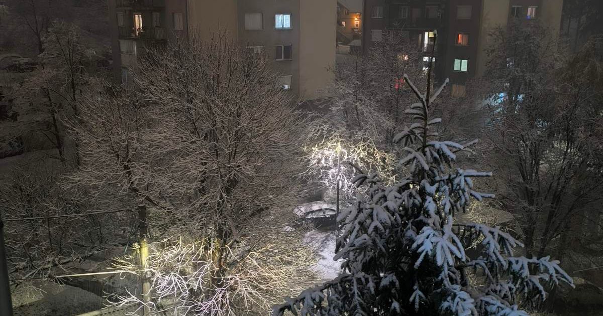 Veje kao u januaru, i to usred grada! Šok snimak iz Srbije: Sneg ne pada samo na planinama, evo gde se beli