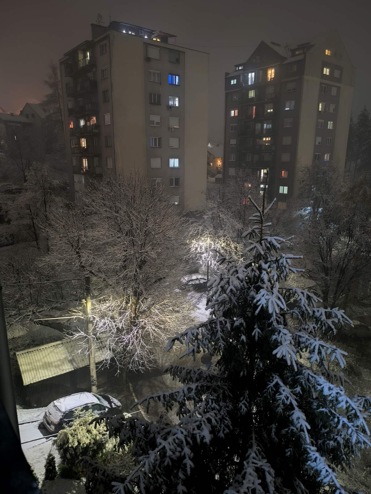 Veje kao u januaru, i to usred grada! Šok snimak iz Srbije: Sneg ne pada samo na planinama, evo gde se beli