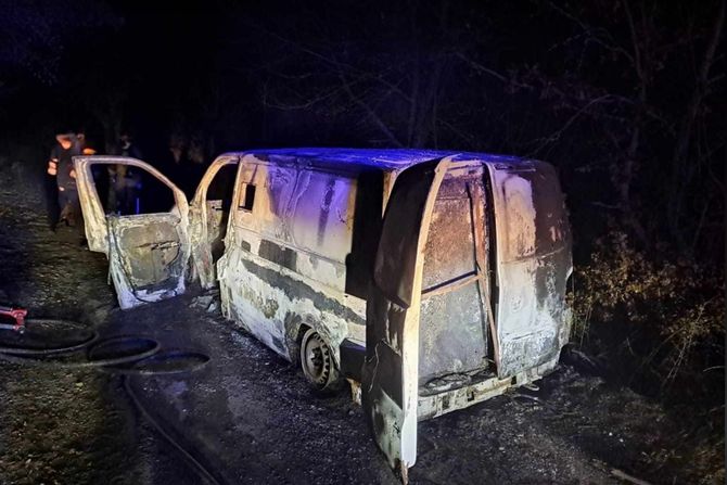 Pljačka, zapaljen kombi