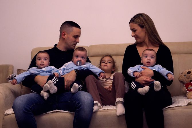 Bebe, Trojke, Krusevac, porodica Donić, jednojajčane trojke