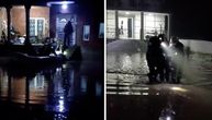 Ovako je izgledala dramatična evakuacija u selu kod Vranja: Vatrogasci čamcem vodili meštane na bezbedno