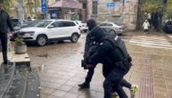 Ovo je jedan od uhapšenih zlostavljača iz Niša: Specijalci ga vode u policiju, na rukama mu lisice!