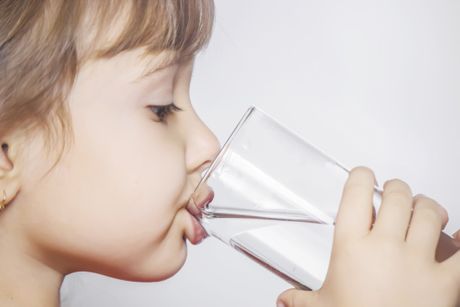 Dete, dečak pije vodu