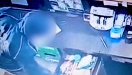Razbojnik ušao u kladionicu, pa pištoljem pretio radnici: Dramatičan snimak pljačke na Novom Beogradu