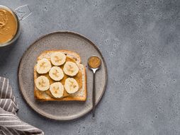 hleb sa kikiriki puterom i bananom