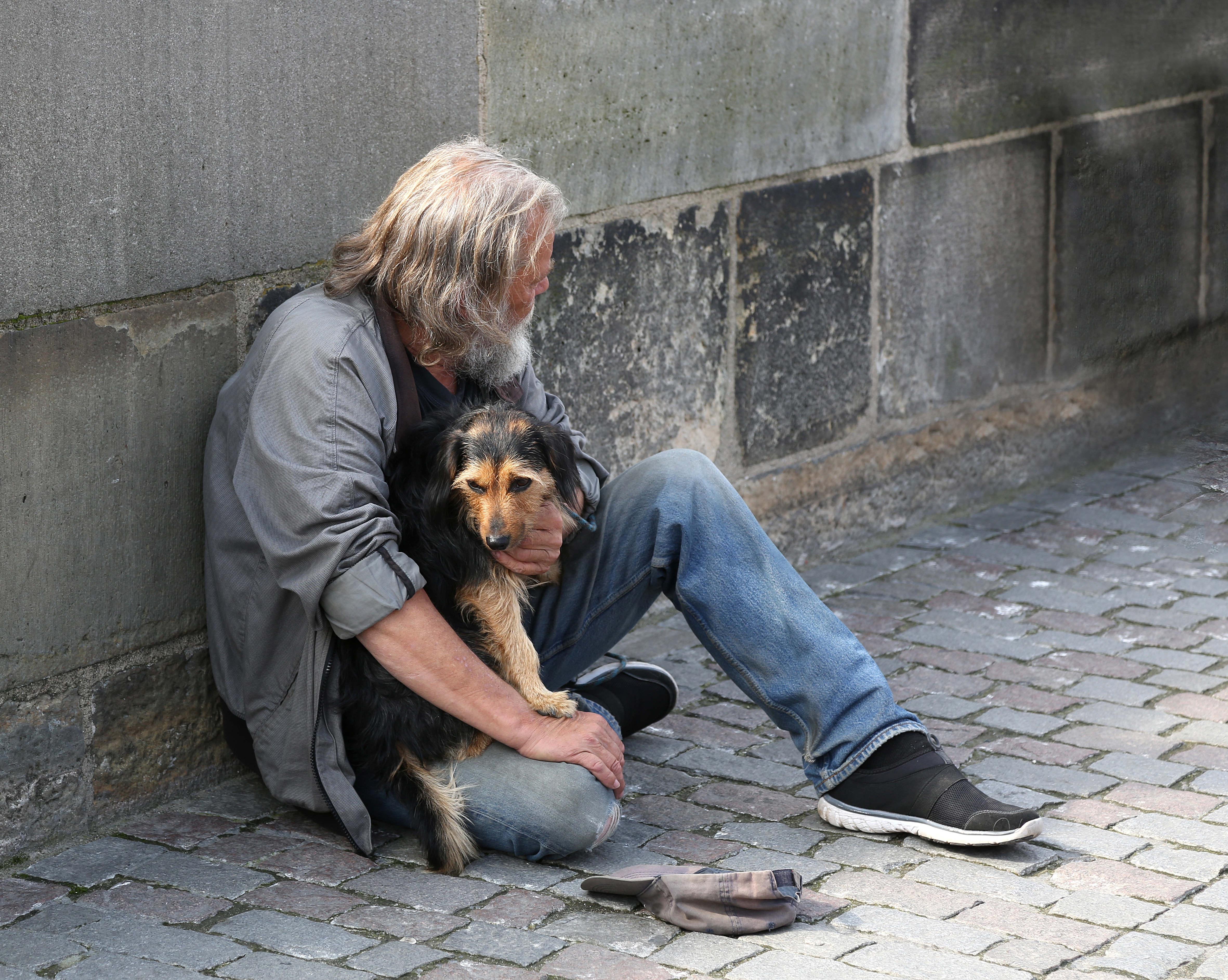 Šok u Novom Sadu! Mislili da je beskućnik, a on doktor nauka! Odrekao se svega, odbija pomoć i daje je drugima