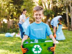 Srećna porodica reciklira otpad, reciklaža