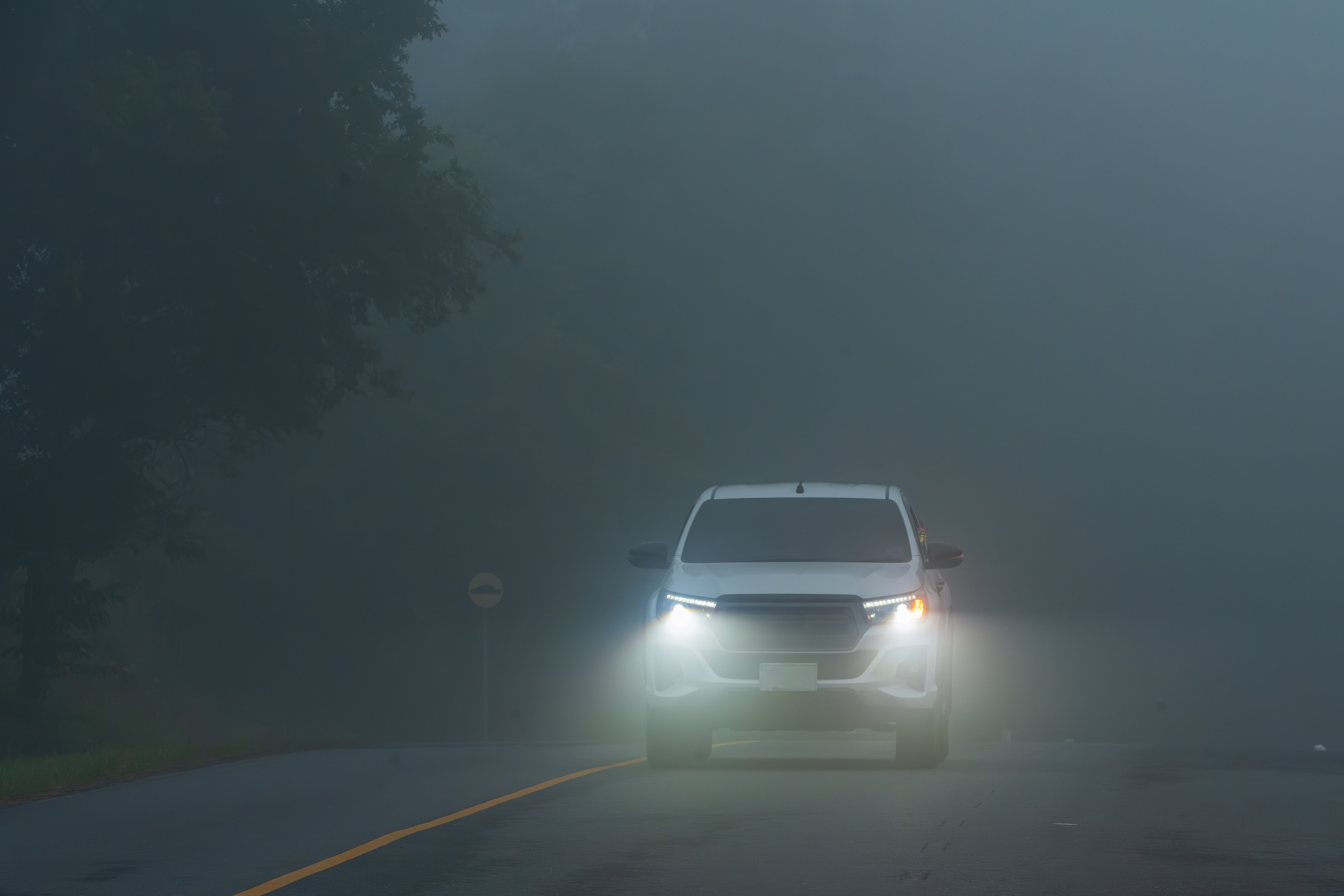 Ako vam ostanu uključene maglenke, a magle nema, policija će vas kazniti! Evo kako se pravilno koriste svetla